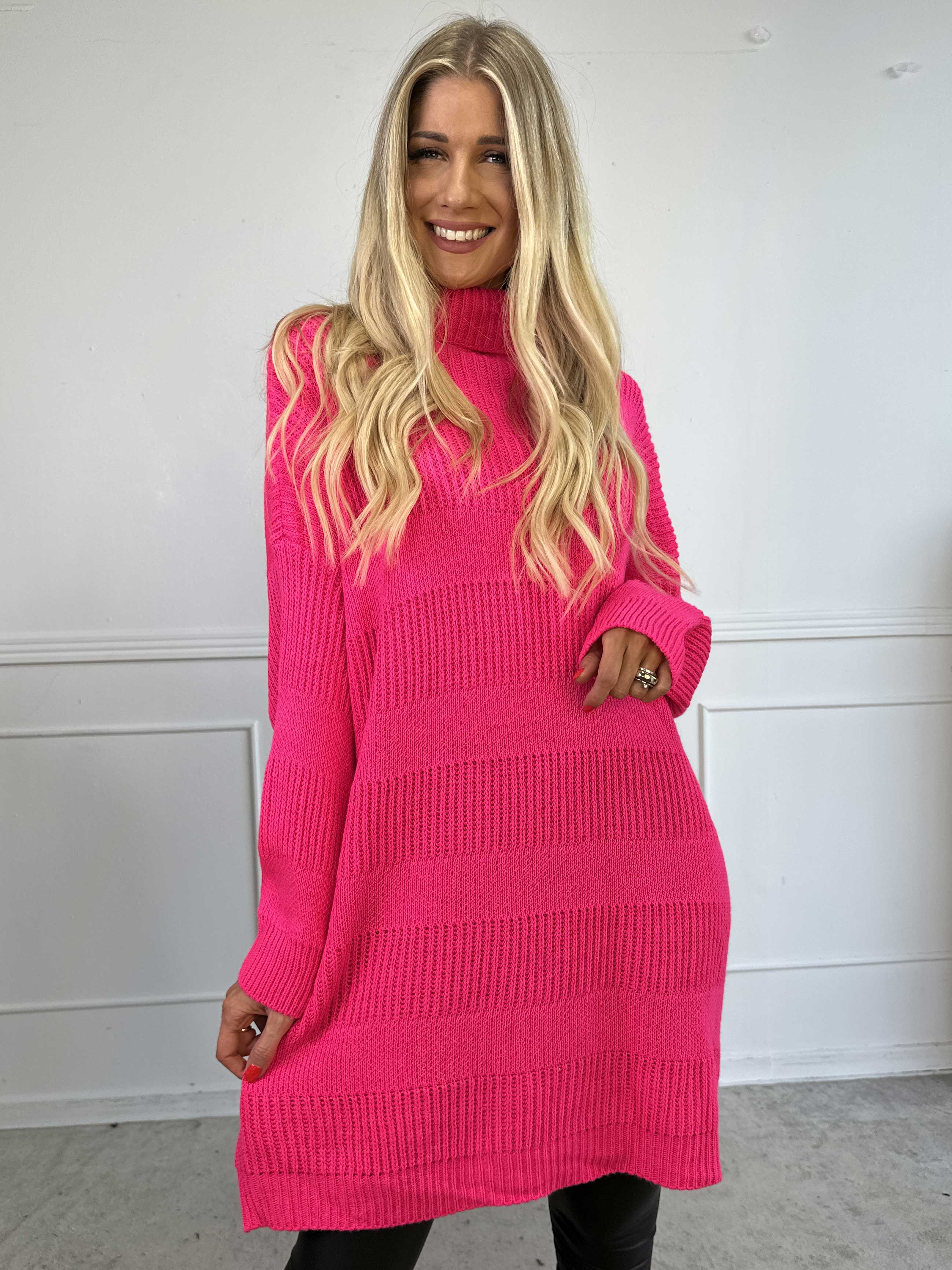 Dagmar - Strikkjole med rullekrave